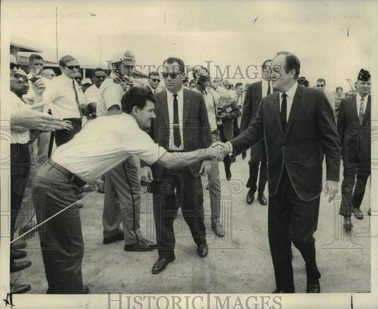 1968 Press Photo Well-wishers reaches to greet Vice President Hubert H. Humphrey-Historic Images