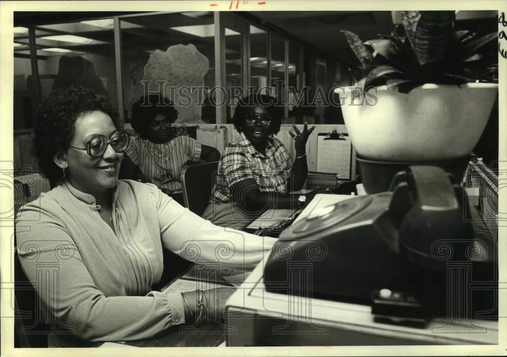 1982 911 emergency operator Phyllis Hunter &amp; colleagues in New York - Historic Images