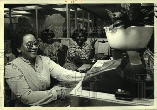 1982 911 emergency operator Phyllis Hunter & colleagues in New York - Historic Images