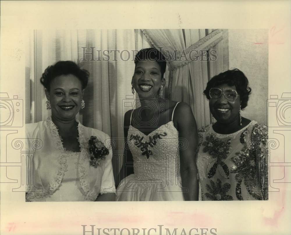 1991 Famous G Men&#39;s Club member Lillian Hunter and others - Historic Images