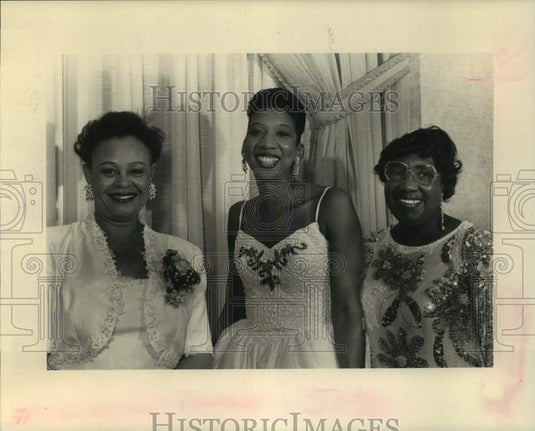 1991 Famous G Men's Club member Lillian Hunter and others - Historic Images