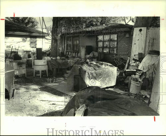 1985 Press Photo Pile of junk in the yard at Leroy Huitt's home at Oxley, Kenner - Historic Images