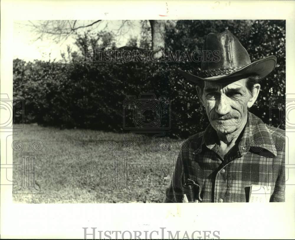 1985 Press Photo Mr. Leroy Huitt after being arrested for not cleaning his yard - Historic Images