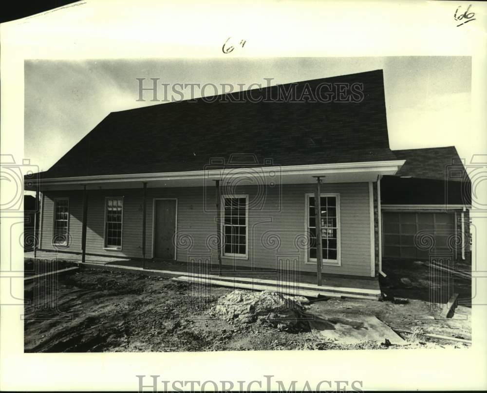 1980 Builders overcome rising interest with &quot;a little bit extra.&quot; - Historic Images