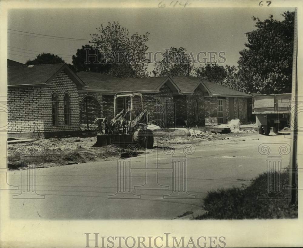 1976 Construction being done on homes - Historic Images