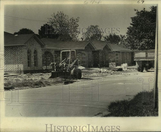 1976 Construction being done on homes - Historic Images