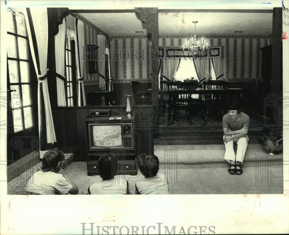 1981 Myra Chapoton and Children in Step-Down Living Room - Historic Images