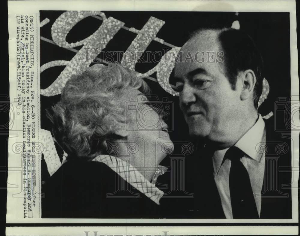 1968 Press Photo Democrat Hubert Humphrey and wife Muriel kiss in headquarters - Historic Images