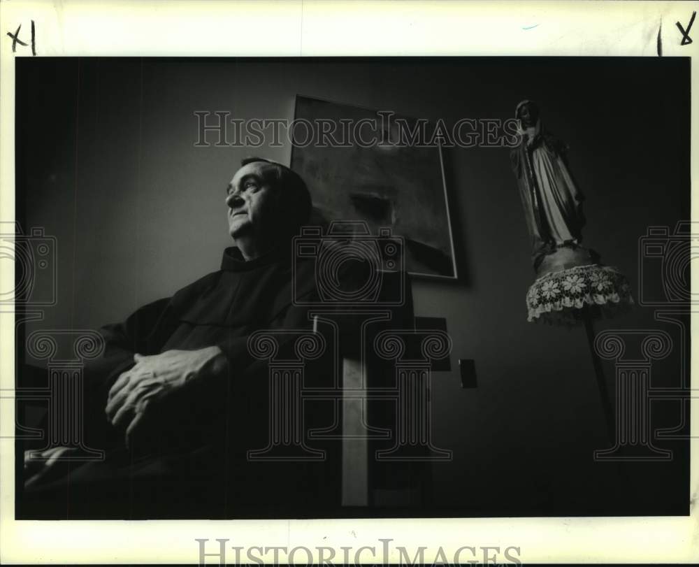 1991 Brother Martin Humphreys with his paintings in the background - Historic Images