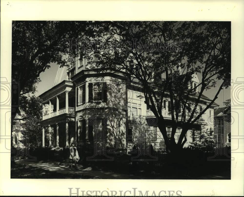 1988 Housing - Exterior of the house - Historic Images