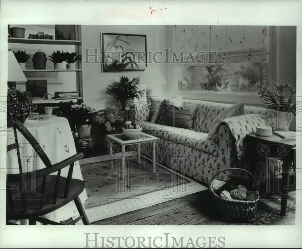 1985 Warm, cheery living room created from inexpensive materials - Historic Images