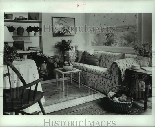 1985 Warm, cheery living room created from inexpensive materials - Historic Images