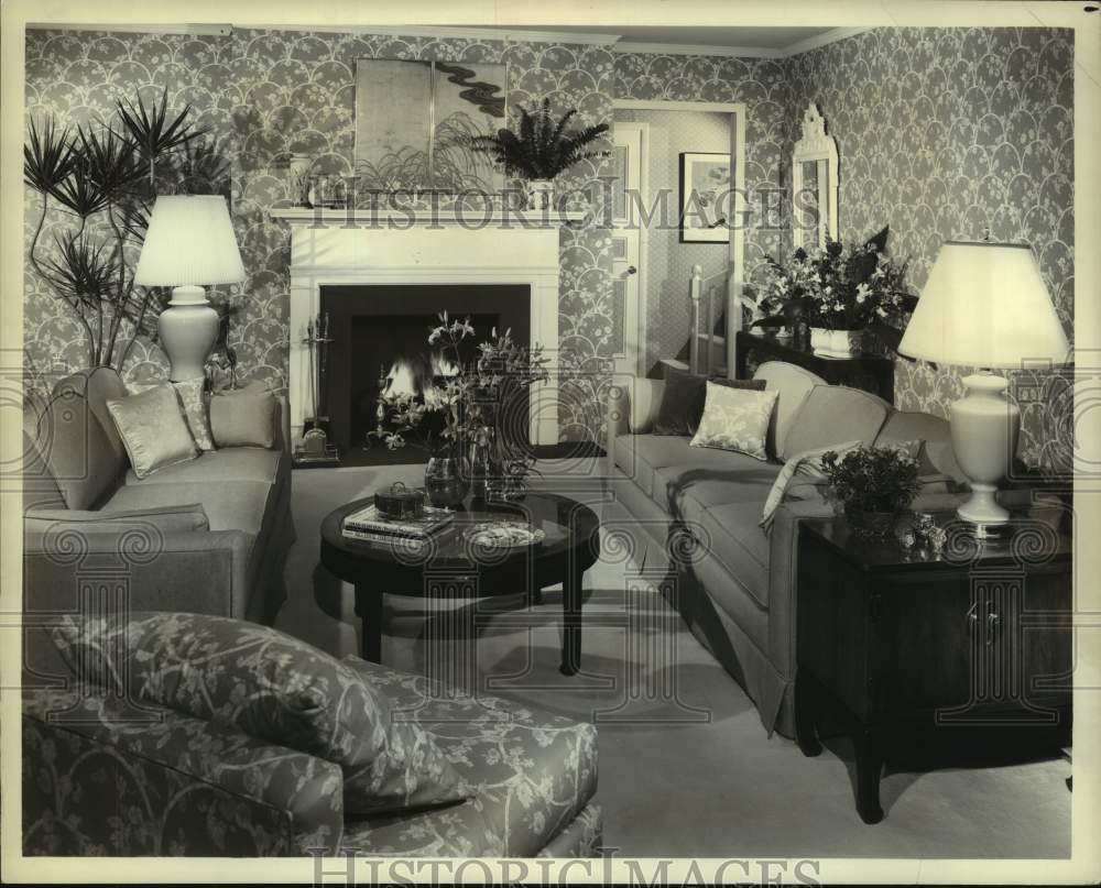 1985 Traditional living room with coordinating fabrics and wallpaper - Historic Images