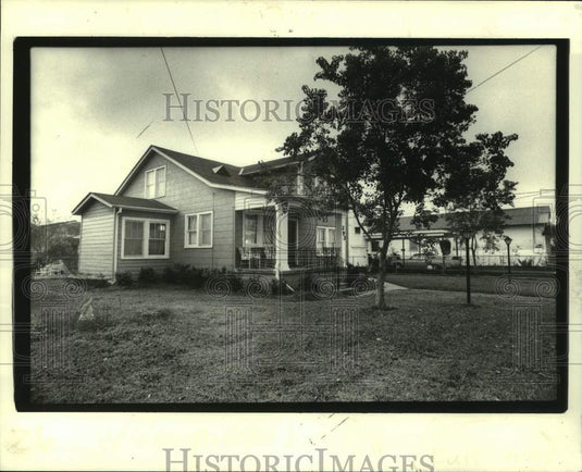 1984 Real estate photo of a rural one-story house with large lot. - Historic Images