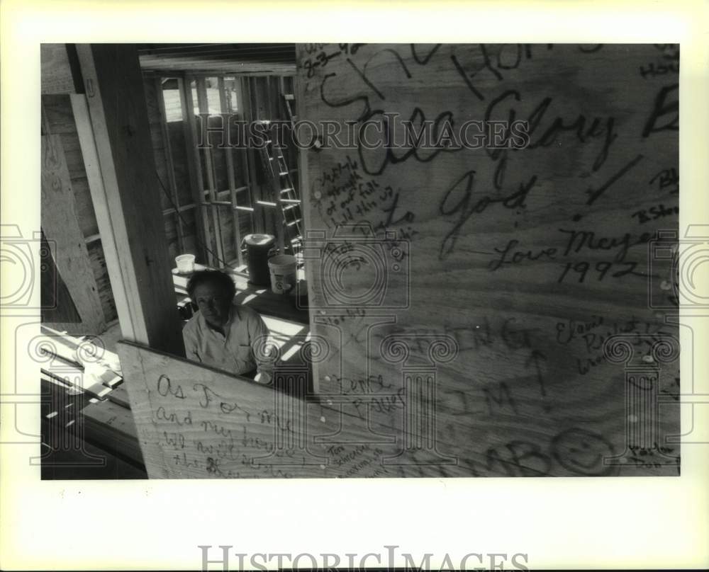 1993 Press Photo Kendall Hobson helps families build, Habitat for Humanity Home - Historic Images