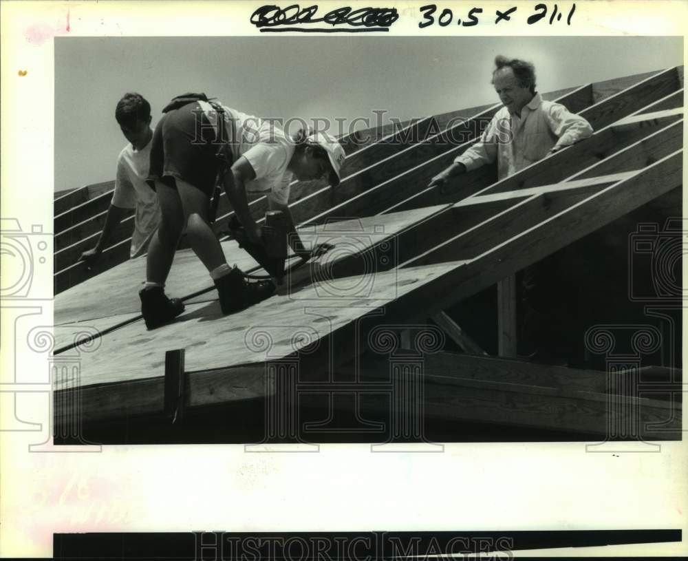 1993 Press Photo Kendall Hobson helps build homes for Habitat for Humanity - Historic Images