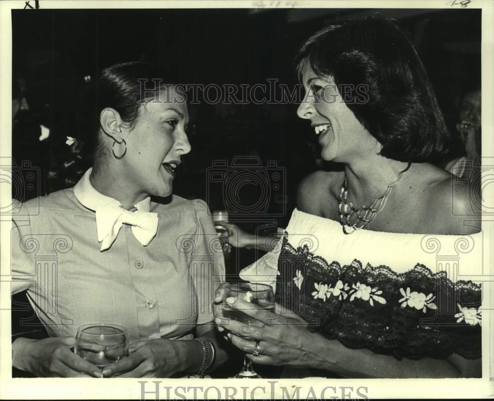 1988 Press Photo Cher Boisfontaine trades news with Jane Hobson - Historic Images