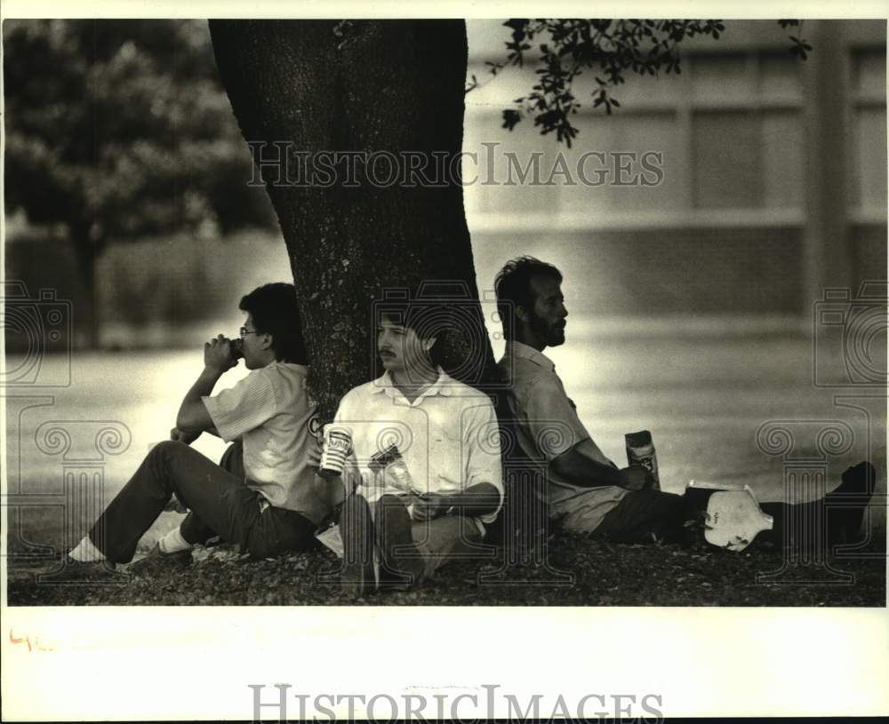 1987 Workers eating lunch along West Metairie Avenue - Historic Images