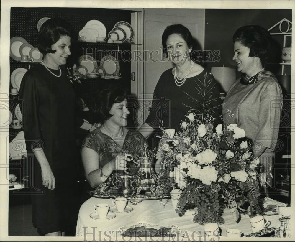 1966 Press Photo Flower arrangement by Mesdames at Nu Idea - nob39963-Historic Images