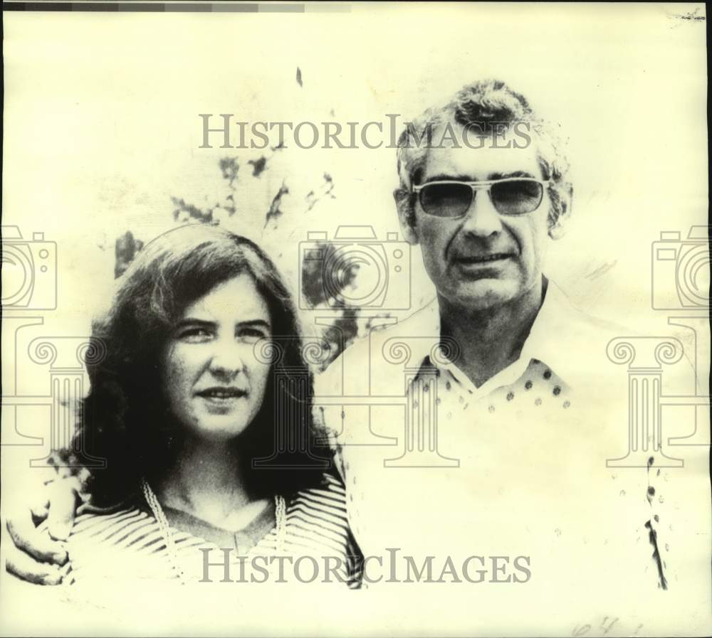 1975 Press Photo Carrie Hunter &amp; father Norman after her release by guerrillas - Historic Images