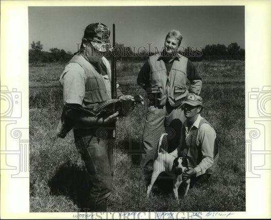 1990 Hunting birds - Historic Images