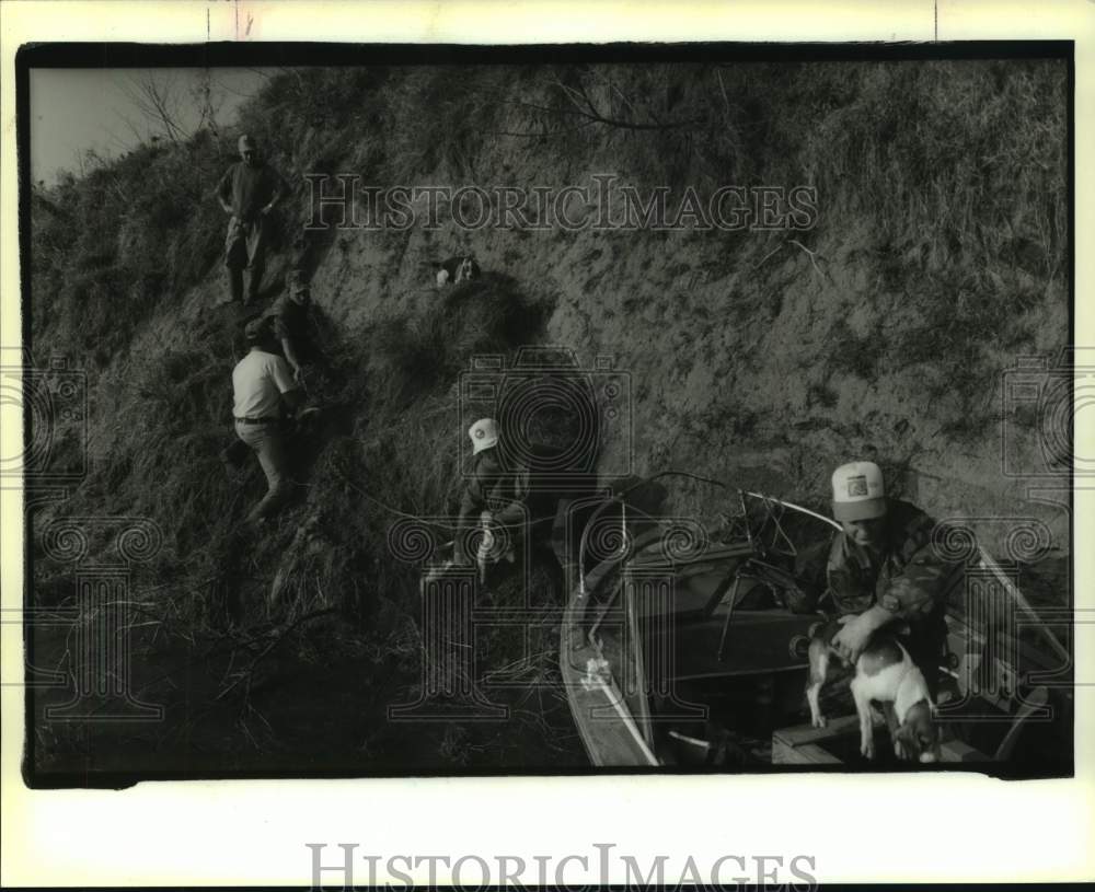 1993 Hunters scaling the heights - Historic Images