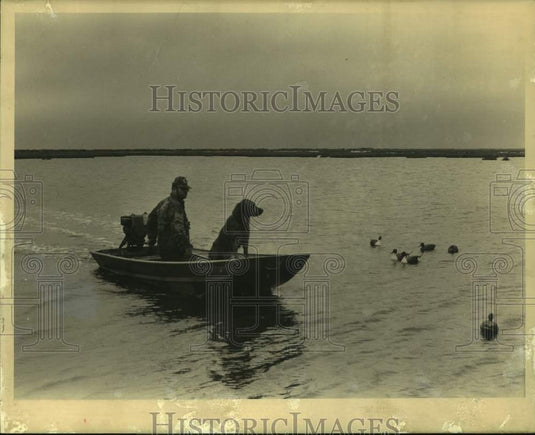 Press Photo Hunting, September morning may see another hunter - nob39986 - Historic Images