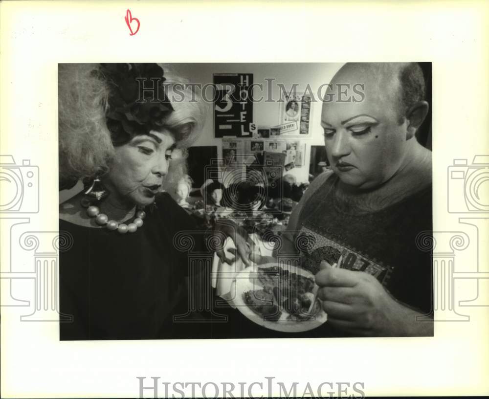 1995 Press Photo &quot;Gypsy&quot; show players M. I. Scoggins &amp; Wess Hughes share recipes - Historic Images