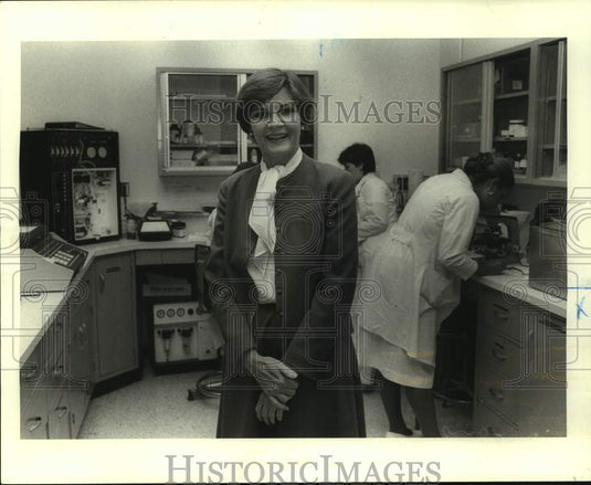 1984 Press Photo Nancy Holland shown at the laboratory - nob40060 - Historic Images