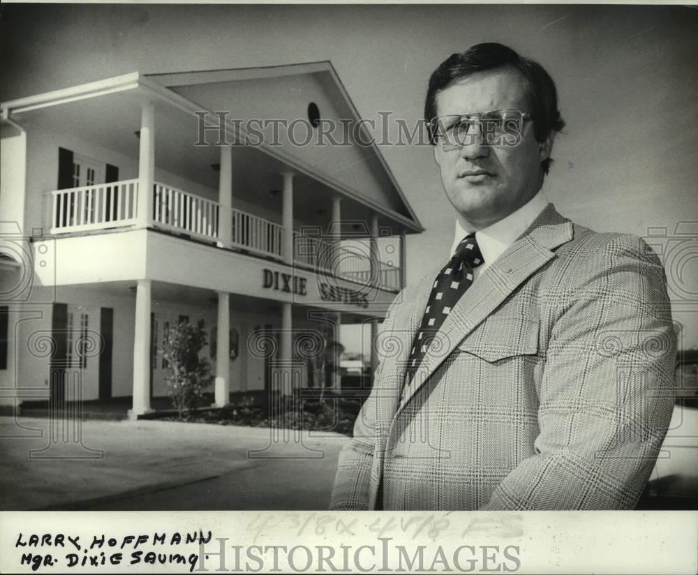 1976 Press Photo Dixie Savings branch manager Larry Hoffman outside new branch - Historic Images