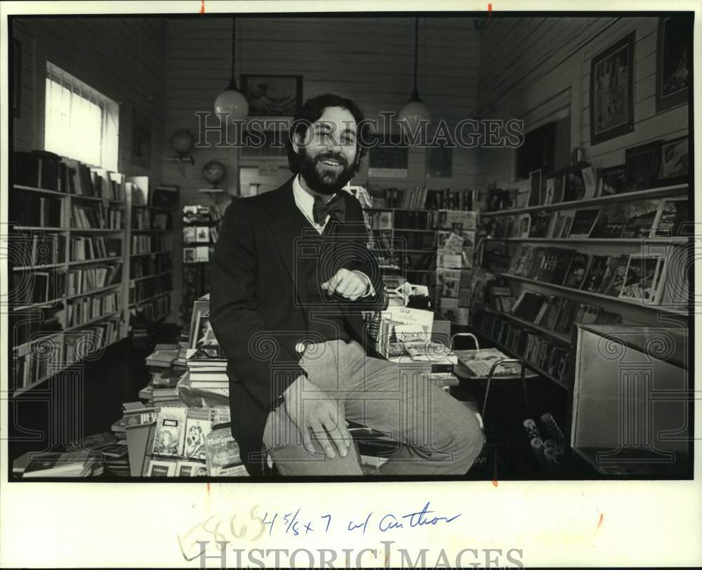 1983 Press Photo Fiction author Roy Hoffman at deVille Books Uptown - nob40086 - Historic Images