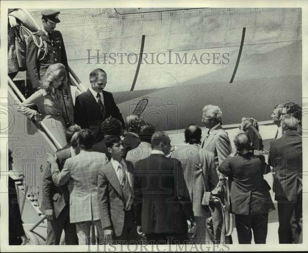 1976 King Hussein of Jordan disembarks from airplane - Historic Images