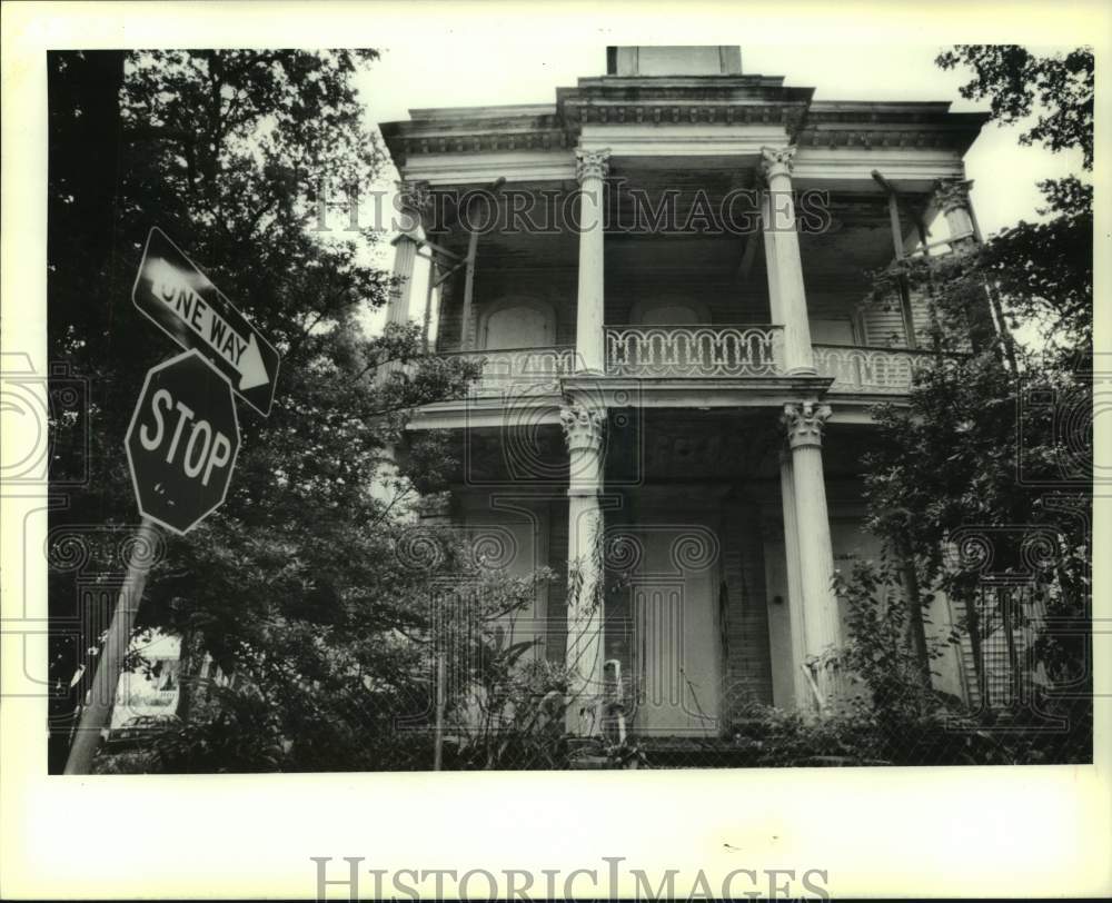 1991 Abandoned house on 1964 Amelia St. - Historic Images