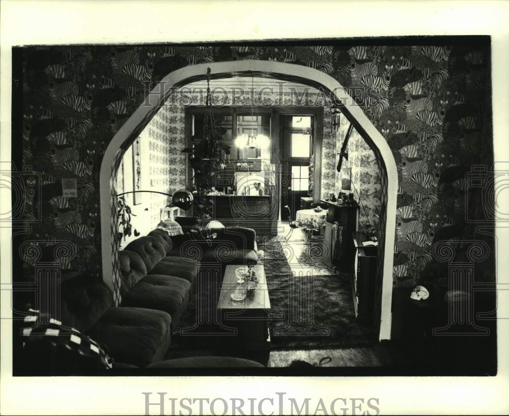 1981 Interior shot of house renovated by Ernest Flowers, den and bar - Historic Images