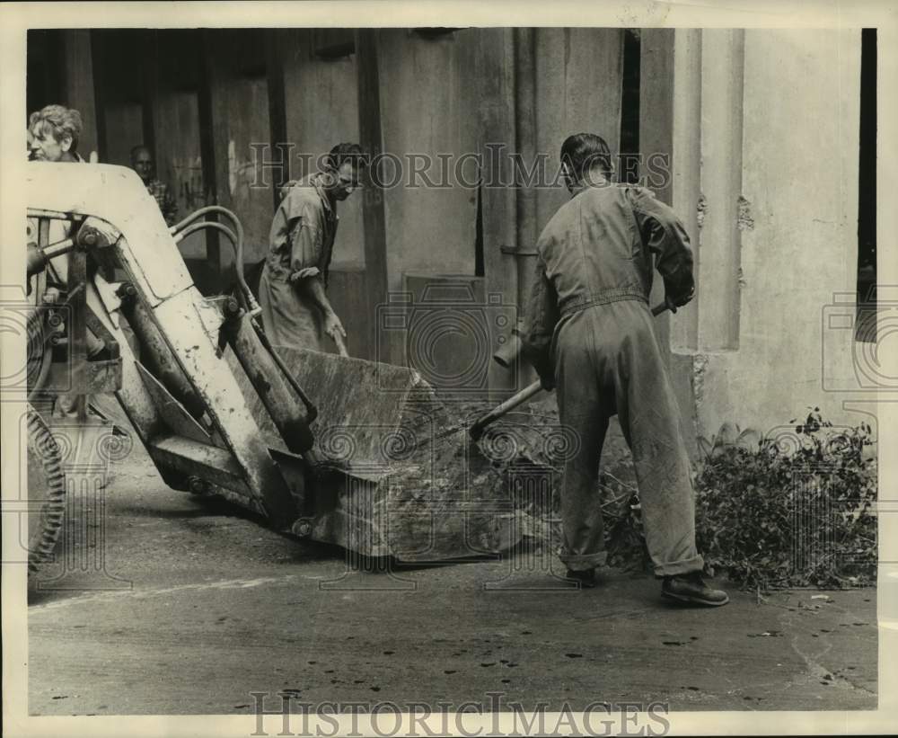 1962 Cleanup drive at Elysian Fields overpass - Historic Images