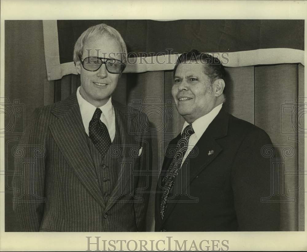 1976 Irvine O. Hockaday with a delegate - Historic Images