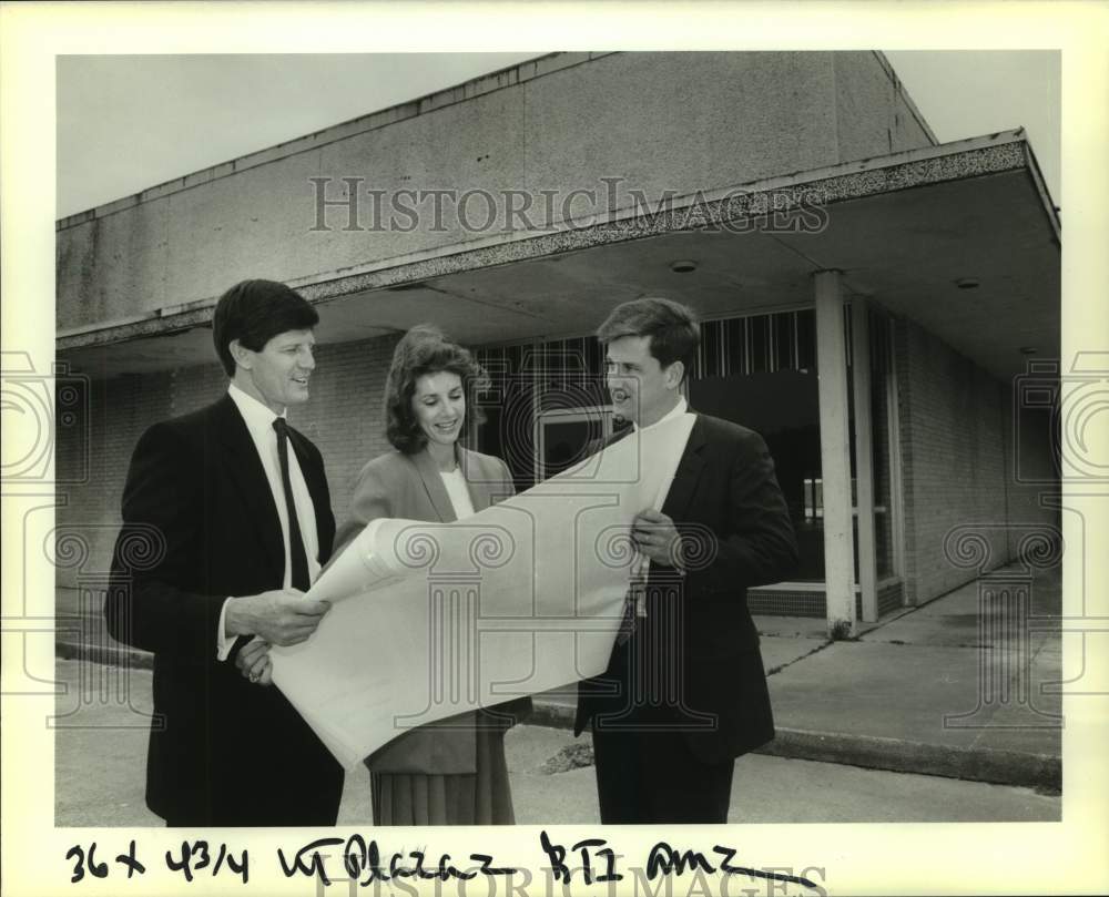 1989 Darryl Berger, Anne Hock and Reid Falconer at Bogue Falya plaza - Historic Images