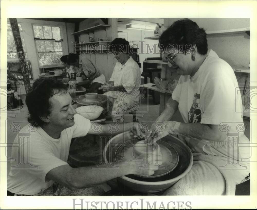 1993 Press Photo Covington potter Jodge Hodge with students at St. Tammany Arts - Historic Images