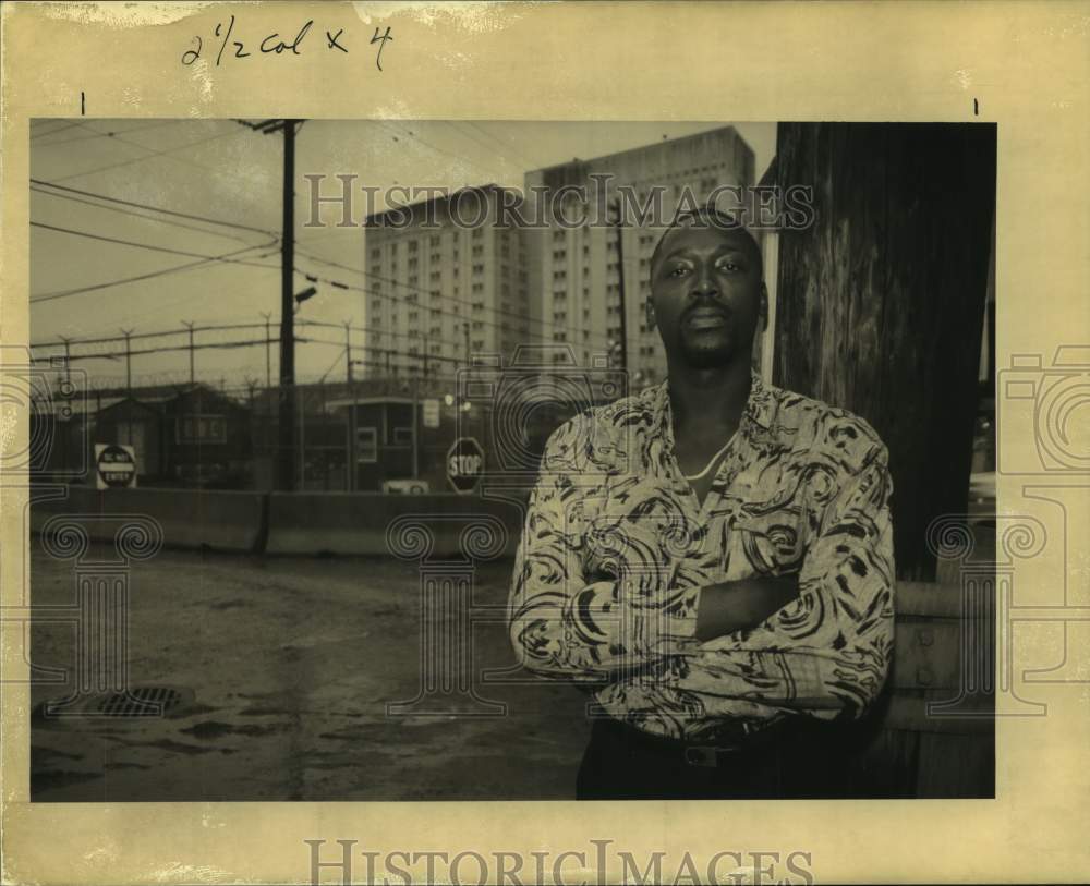 1992 Press Photo Ronald Hodges in front of city jail where he spent 7 days - Historic Images