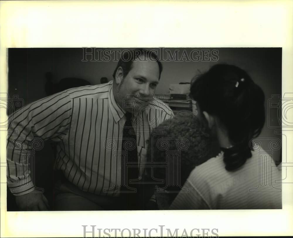 1994 Press Photo Dr. Richard Hodges at Methodist home for neglected children - Historic Images