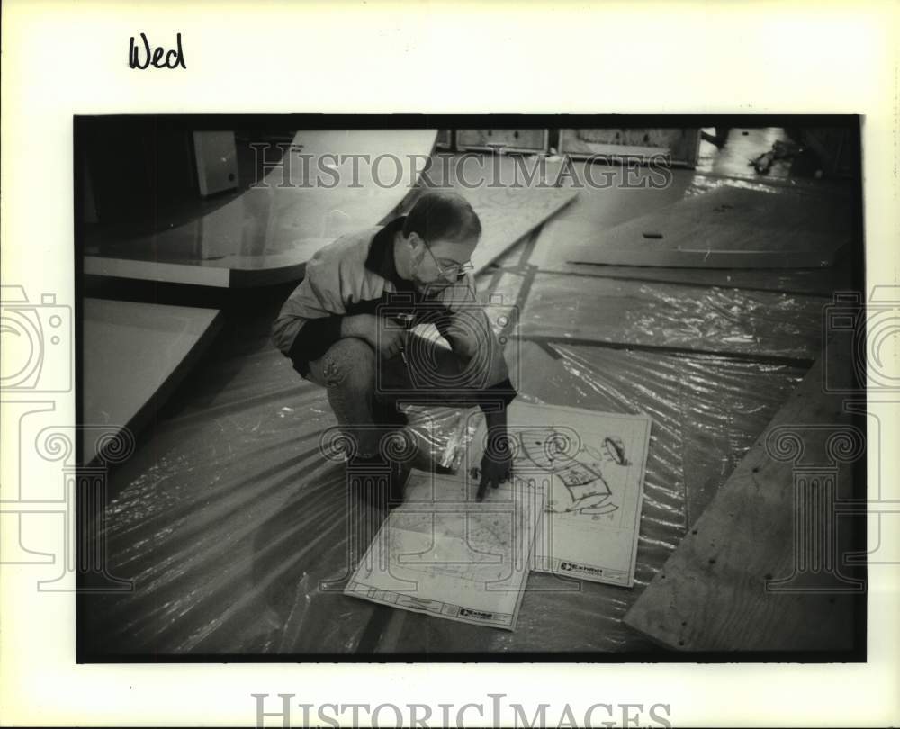 1995 Press Photo Dan Holdeman with Exhibit Concepts, looks at floor plan - Historic Images