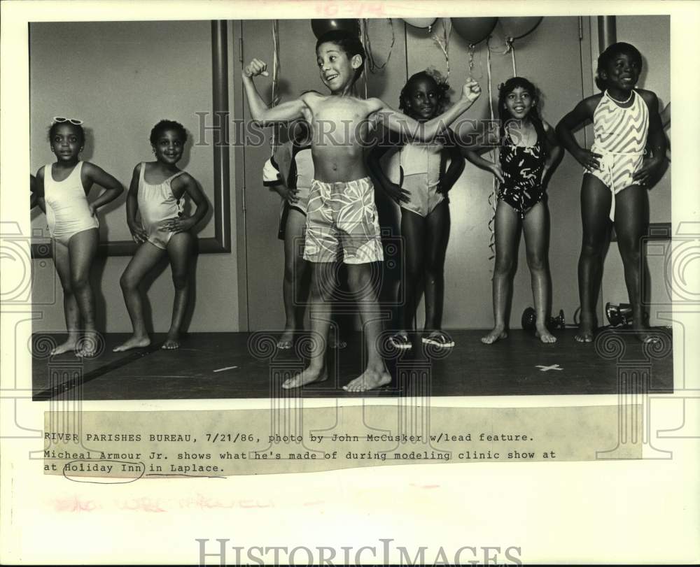 1986 Press Photo Michael Armour Jr. during modeling clinic show at Holiday Inn - Historic Images