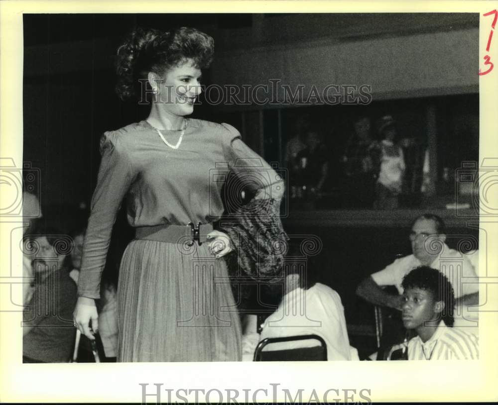 1989 Press Photo Model during Fashion Show at Holiday Inn in Covington - Historic Images