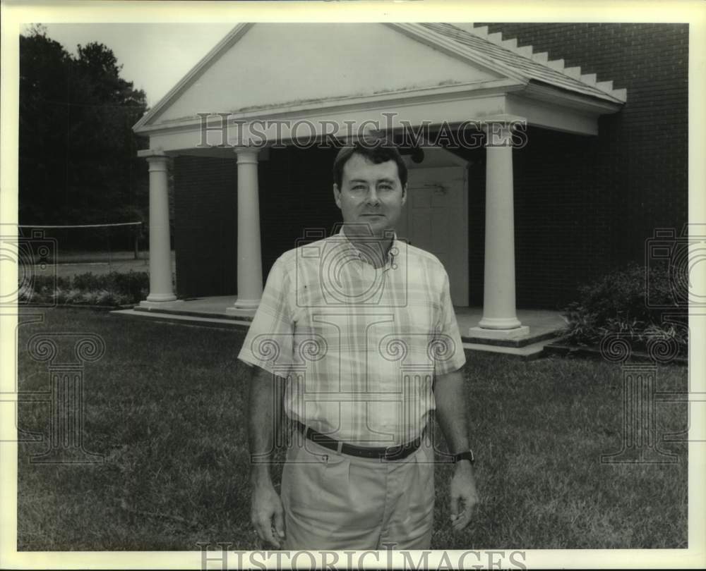 1989 Press Photo Rev. Bobby Holder stands outside the Red Bluff Baptist Church - Historic Images