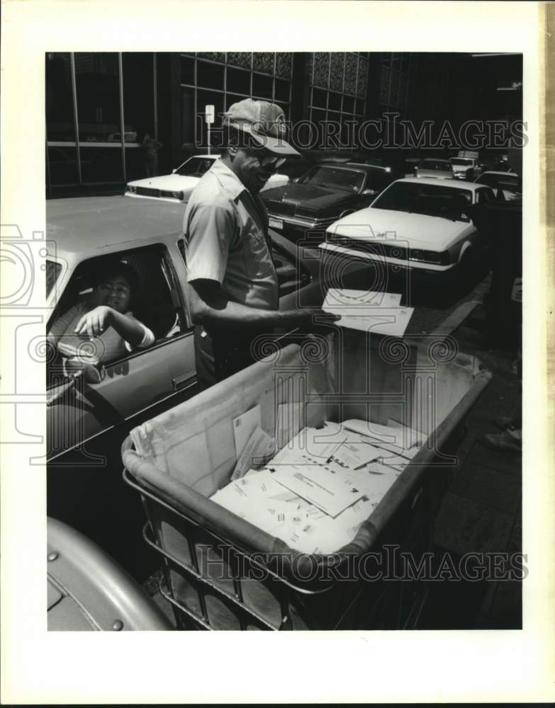 1995 Press Photo Postman Gilmore gathers mail to help speed up the long lines. - Historic Images