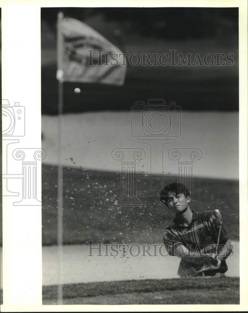 1995 Press Photo Ryuji Imada of Tampa, Florida, blasts out of the trap. - Historic Images