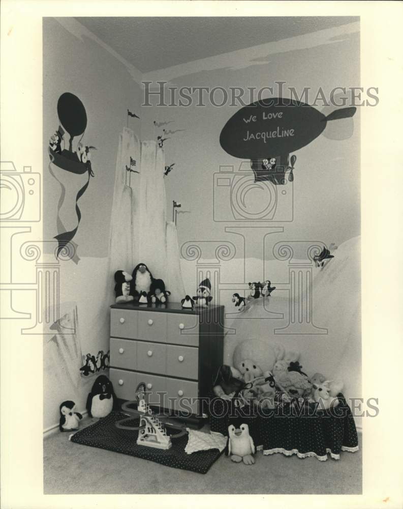 1987 Press Photo Penguin power reigns in this colorful kid&#39;s bedroom - Historic Images