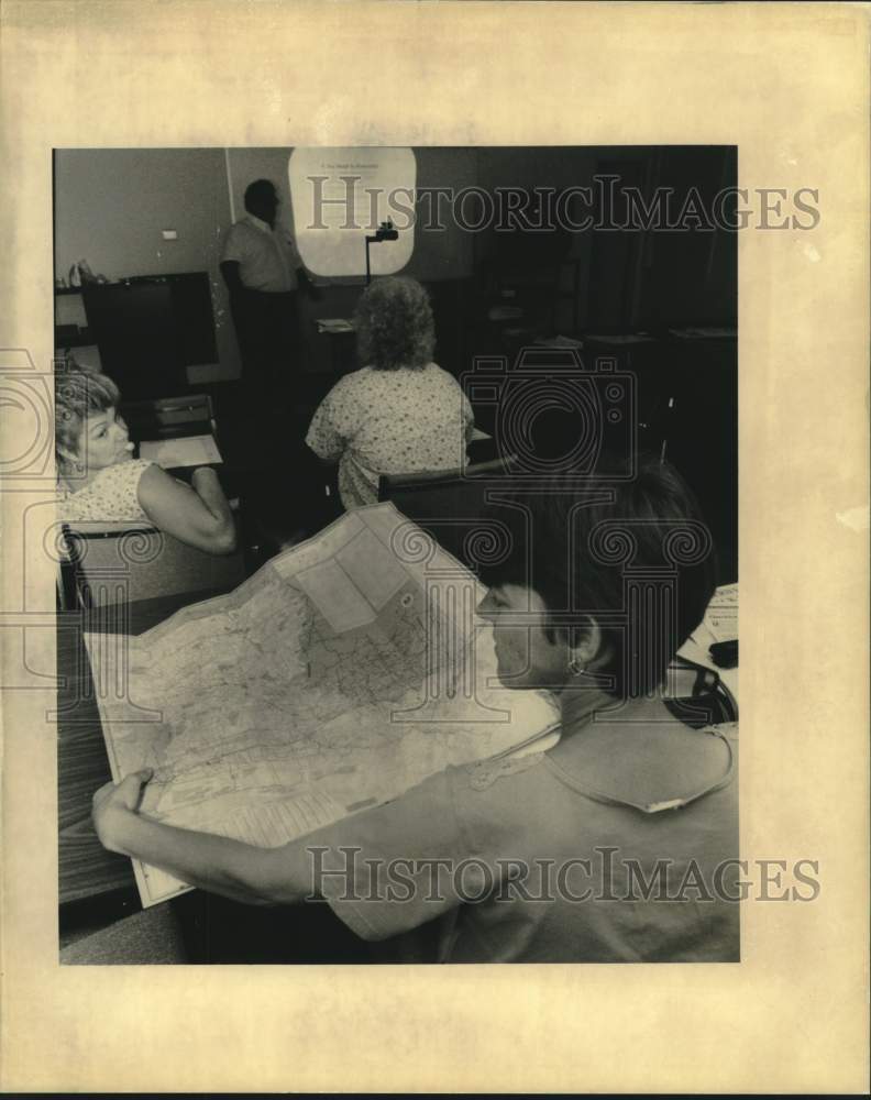 1995 Press Photo Hurricanes-residents, St. Bernard Parish view evacuation maps - Historic Images