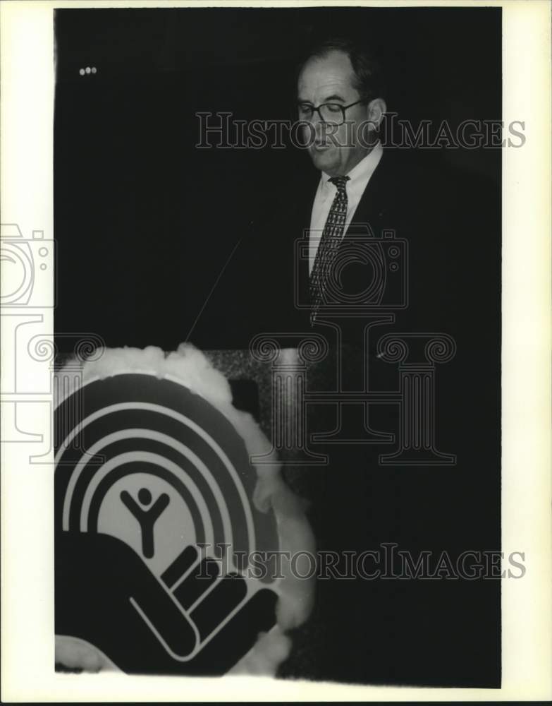 1994 Press Photo United Way Campaign chairman Hans Janassen gives his speech - Historic Images