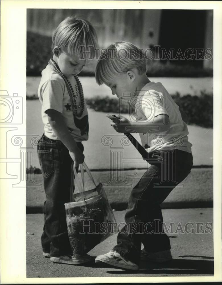 1989 Press Photo Twins Geoffry and Garred at C.T. Janet Elementary School Trade - Historic Images